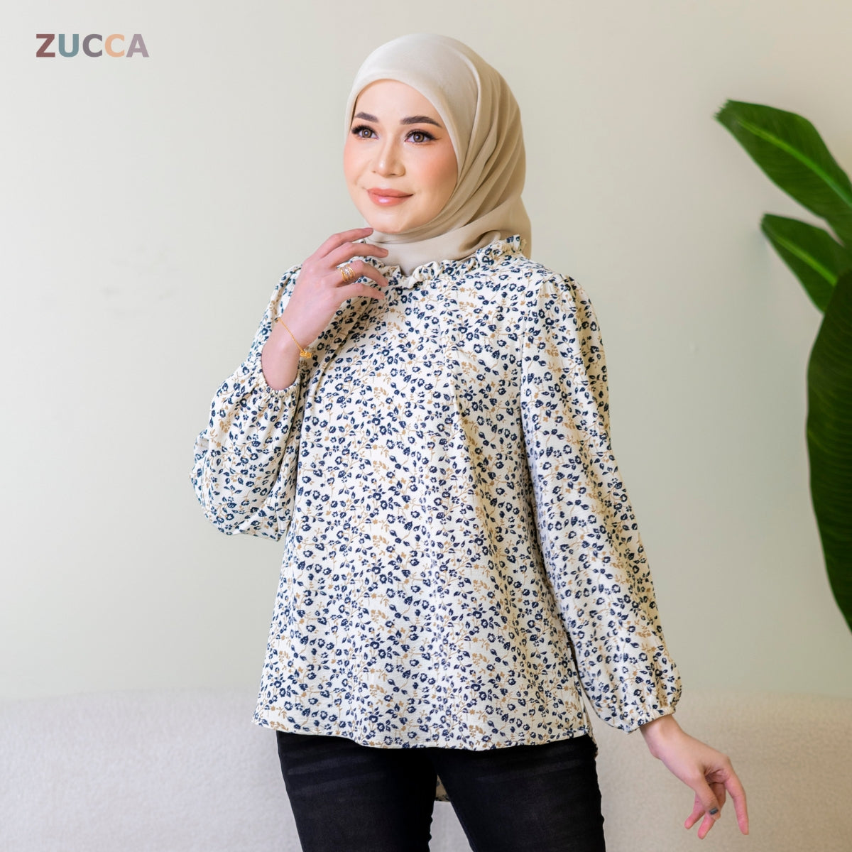 ZUCCA YULINA BLOUS WANITA BERCORAK FLORAL BERSERTA LEHER BERTINGKAT – DM094